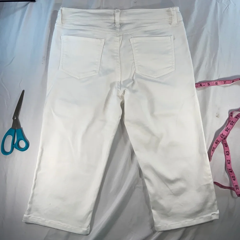 🌟 Baccini White Bermuda Shorts | Sz 6 | Crisp & Classic Staple 🌟 - Picture 11 of 12